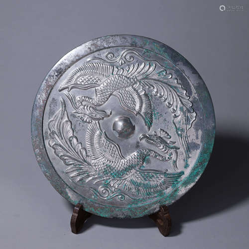 A phoenix patterned bronze mirror