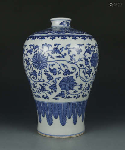 Blue and white porcelain mei vase Qing