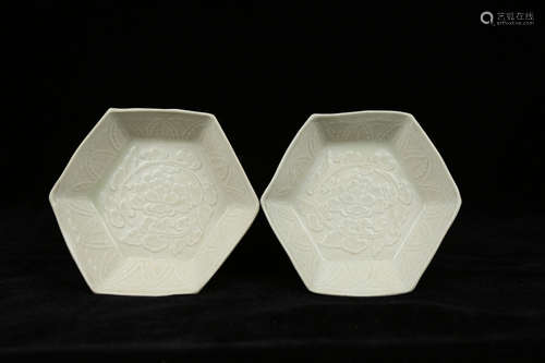 A pair of white glaze plate