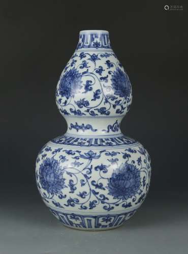 Blue and white porcelain gourd vase with flowers pattern Min...