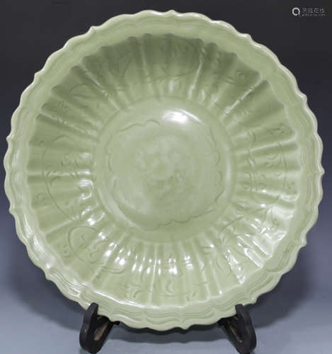 Large Longquan céladon plate Yuan dynasty