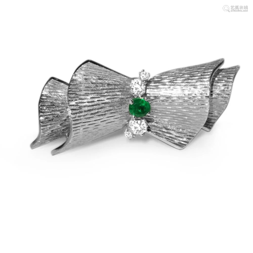 18k White Gold VINTAGE. DIAMOND AND EMERALD PIN