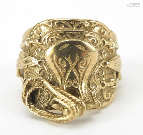Large 9ct gold horse saddle ring, the sa...