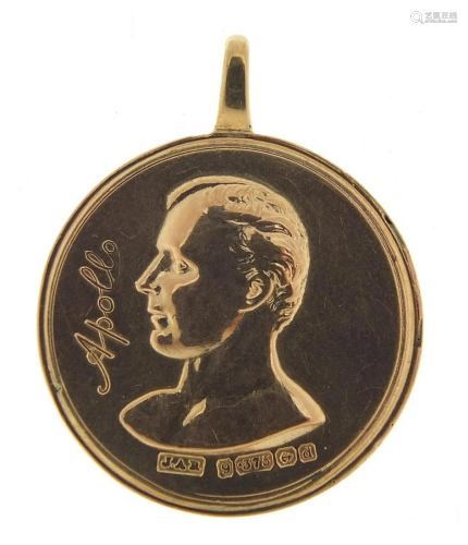 9ct gold Apollo pendant, 3.2cm in diamet...