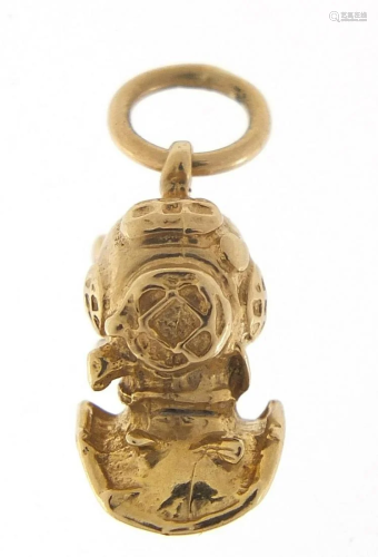 9ct gold diver's helmet charm, 1.5cm hig...