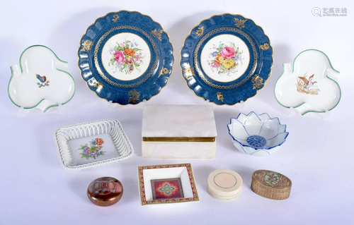 A PAIR OF ROYAL WORCESTER DISHES together with an