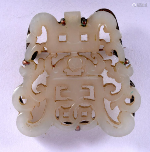 AN EARLY 20TH CENTURY CHINESE SILVER MOUNTED JADE
