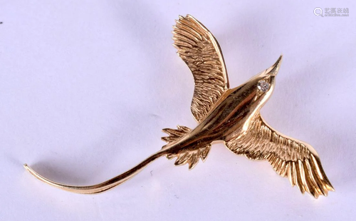 A 14CT GOLD BIRD BROOCH. 4 grams. 4 cm x 3.5 cm.