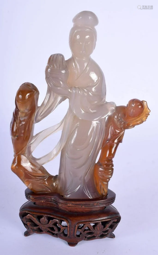 A LOVELY 19TH CENTURY CHINESE CARVED AGATE FIGURE OF A