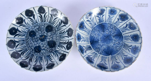A PAIR OF LATE 17TH CENTURY CHINESE BLUE AND WHITE