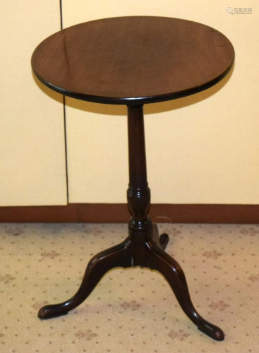 A GEORGE III MAHOGANY TABLE with circular top. 70 cm x