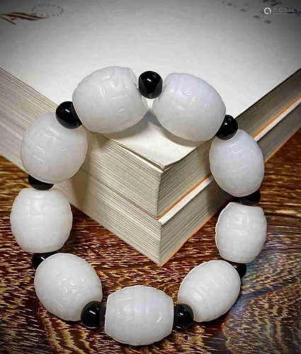 Chinese White Jade Beads Bracelet with carving
