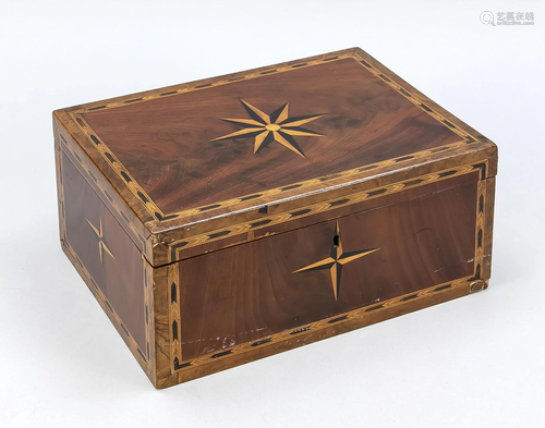 Lidded box, wood with star inl