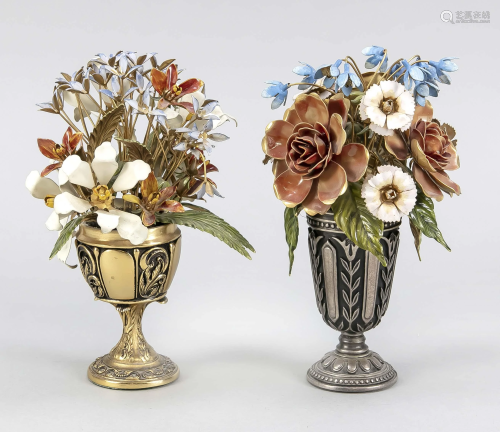 2 bouquets of ornamental flowe