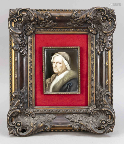 Portrait of an elderly lady with fur