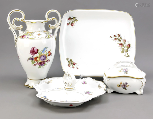 Four porcelain pieces with floral de