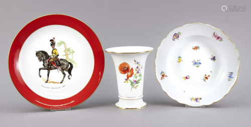 Vase and 2 plates, trumpet vase, Mei