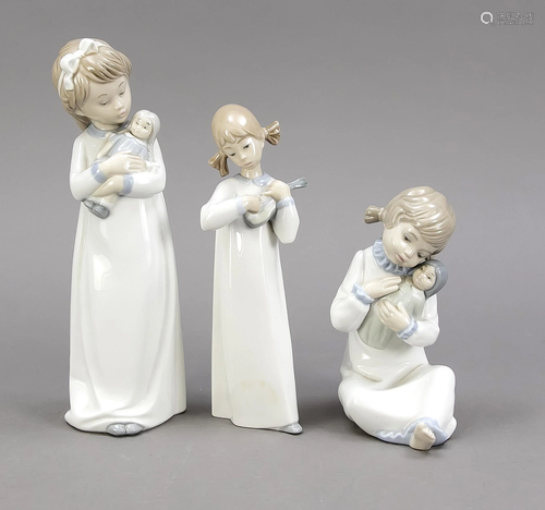 Three girl figures, Spain, girl kit