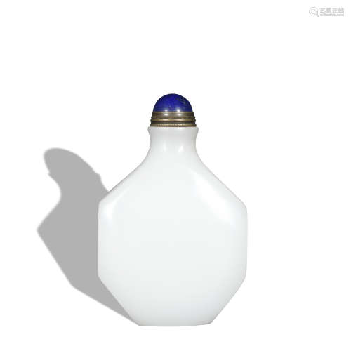 A glassware snuff bottle