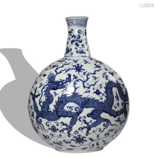 A blue and white 'dragon' globular vase