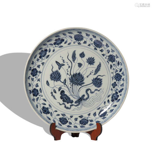 A blue and white 'floral' dish