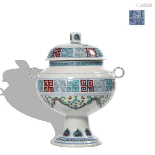 A Dou cai bowl and cover