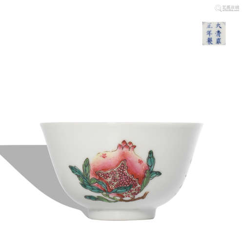 A Wu cai 'peach' cup