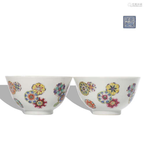 A pair of Wu cai bowl