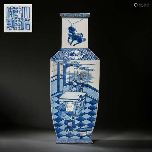 CHINESE QING DYNASTY QIANLONG PERIOD FIGURE SQUARE BOTTLE