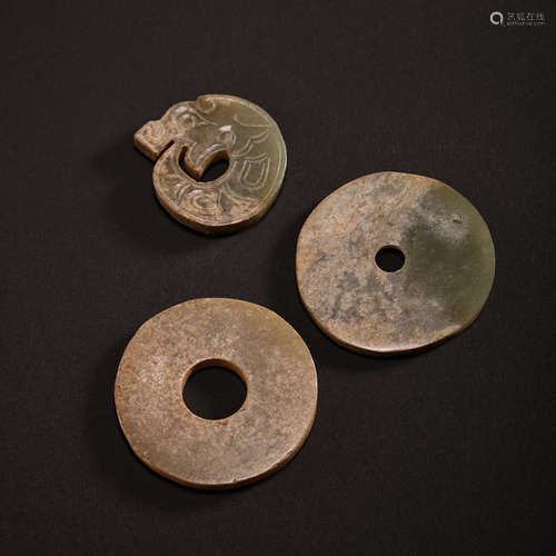 A GROUP OF CHINESE SHANG DYNASTY HETIAN JADES