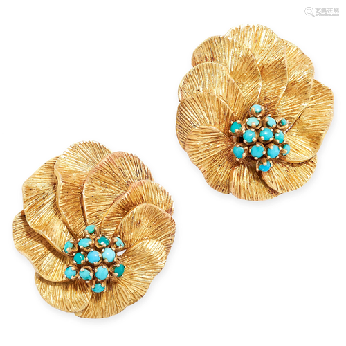 A PAIR OF VINTAGE TURQUOISE CLIP EARRINGS in 18ct