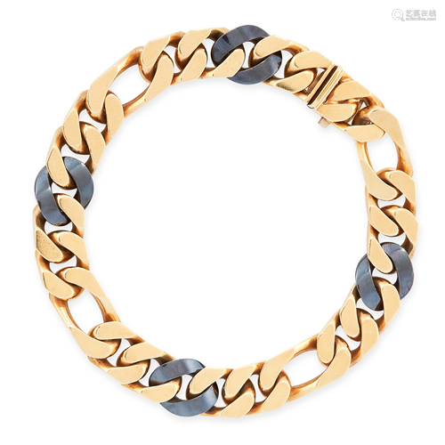 A VINTAGE FANCY LINK BRACELET in 18ct yellow gold and