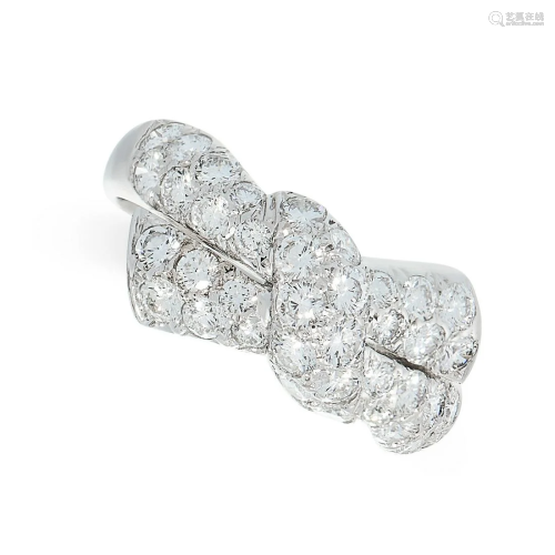 A DIAMOND DRESS RING, VAN CLEEF & ARPELS in 18ct white