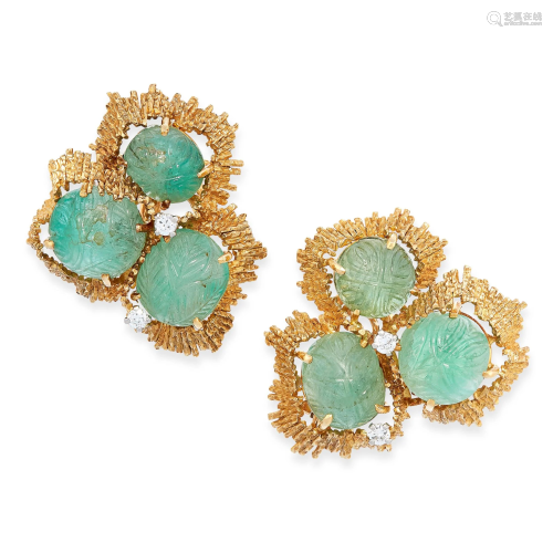 A PAIR OF VINTAGE EMERALD AND DIAMOND CLIP EARRINGS,