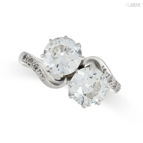 A DIAMOND TOI ET MOI RING, CIRCA 1940 in platinum, the