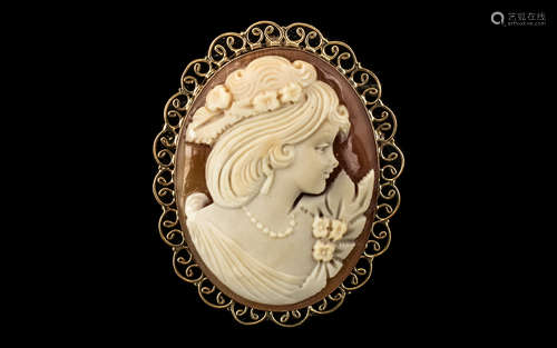 Large 9ct Gold Cameo Pendant, a good quality cameo of a beau...