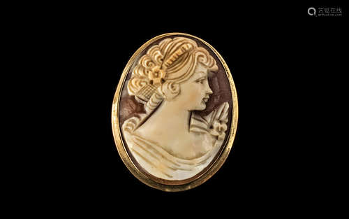 Large and Impressive 9ct Gold Cameo Brooch/ Pendant, with wo...