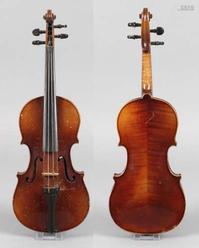 1/2 violon c. 1930, sans étiquette, fendu, dos à peine flamm...