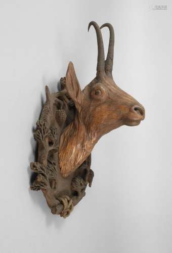 Trophée de chasse sculptévers 1880, bois sculpté et coloré, ...