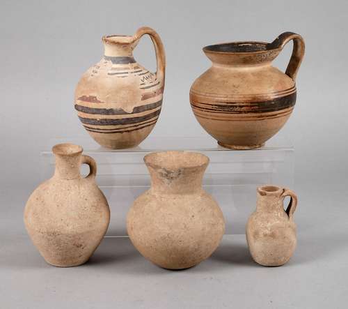 Cinq vases de Basse ItalieDeux récipients à anse Daunian des...