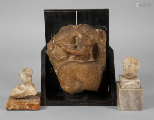 Fragments d'urnes étrusques en albâtre provenant de Volterra...