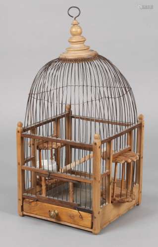 Petite cage à oiseauxDébut du XXe siècle, bois tendre sculpt...