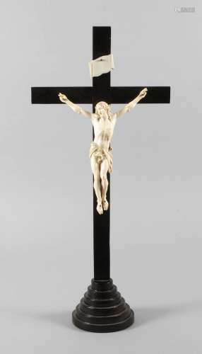 Crucifix en ivoire XIXème siècle, croix en bois tendre peint...