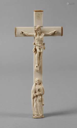Crucifix sculptéFin du XIXe siècle, ivoire ou os sculpté, ré...