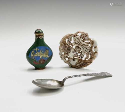 A Chinese cloisonne scent bottle, height 7cm, width 4.5cm, a...