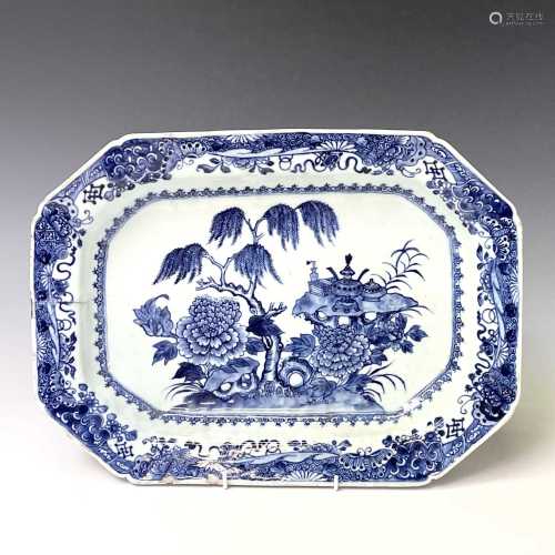 A Chinese Export porcelain octagonal blue and white meat dis...