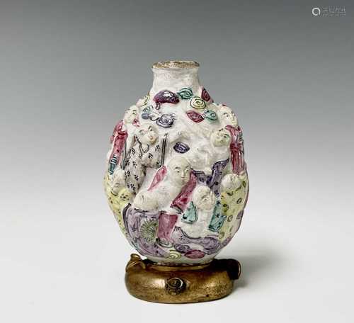 A Chinese famille rose snuff bottle, Qianlong mark, decorate...