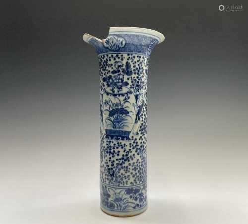 A large Chinese porcelain cylindrical blue and white vase, 1...