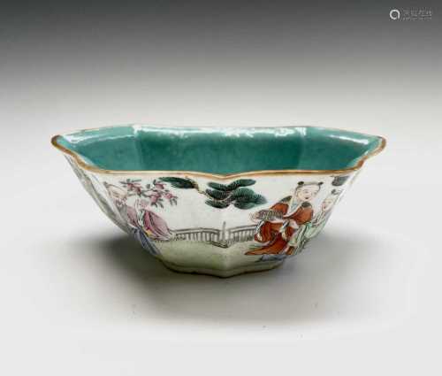 A Chinese famille rose porcelain bowl, 18th/19th century, de...