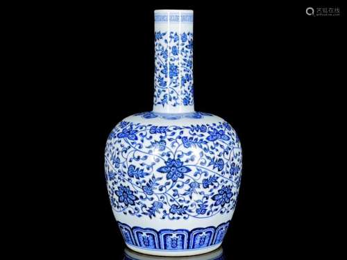 Qing Qianlong blue and white flower pattern rattling statue
